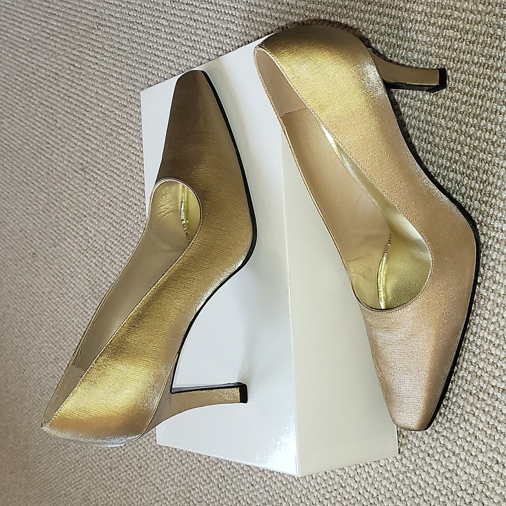 Stuart Weitzman Gold fabric classic pumps, Sz 9, NWOT